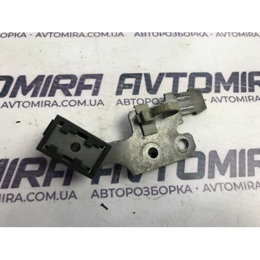 Кронштейн паливовипарний клапан Opel Insignia 1.8 2008-2017 55575565